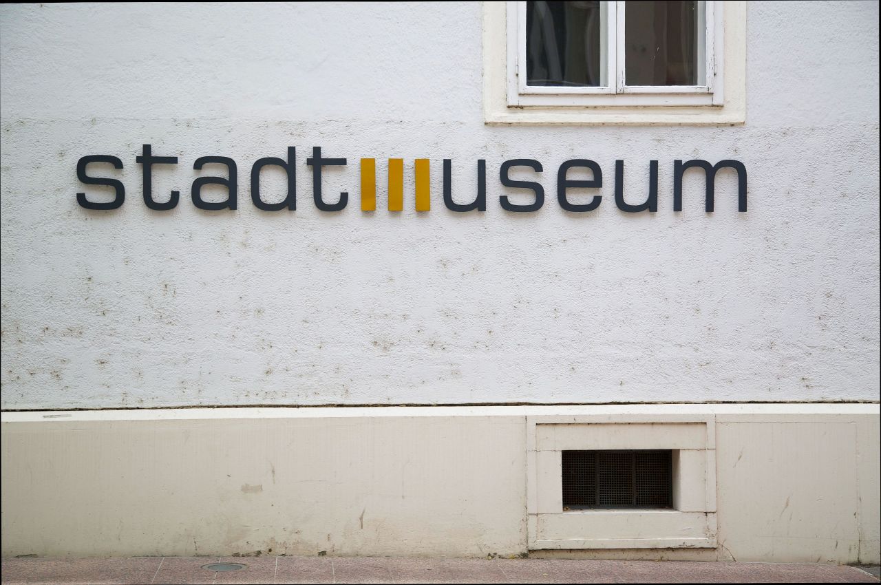 Schriftzug an der Außenfassade im Jahr 2014